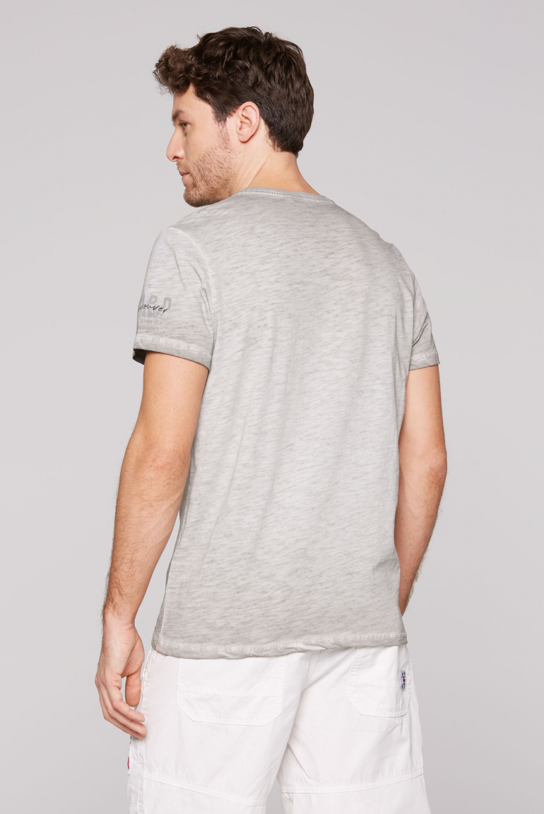Henley-Shirt mit Used-Färbung und Artwork