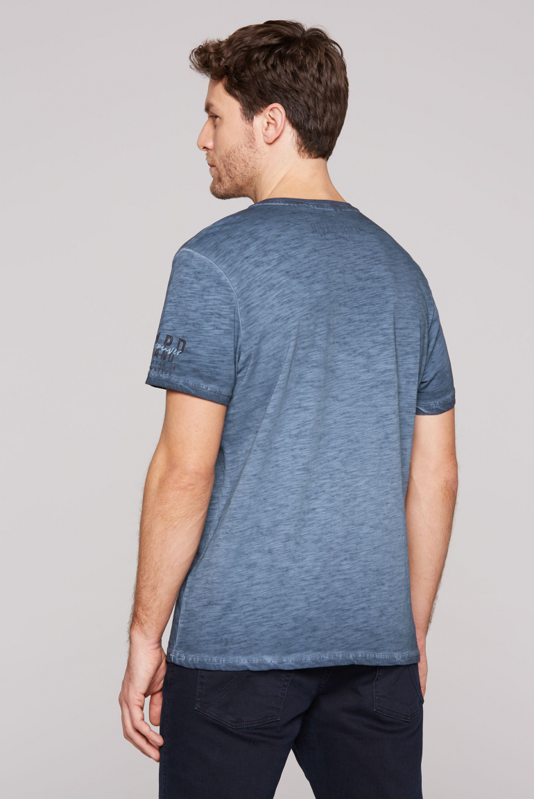 Henley-Shirt mit Used-Färbung und Artwork