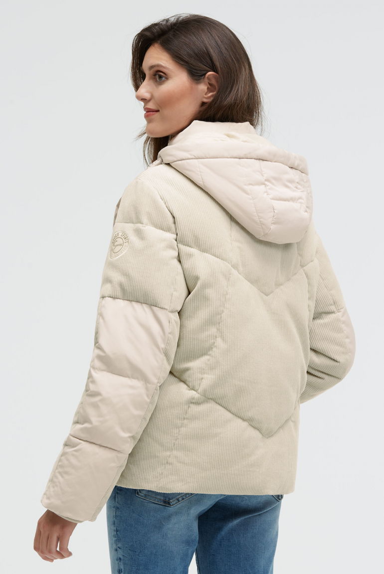 Kurze, wattierte Cordjacke im tonigen Materialmix