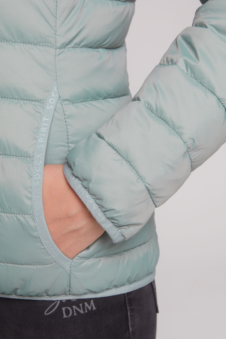 Leichte Steppjacke mit Kapuze