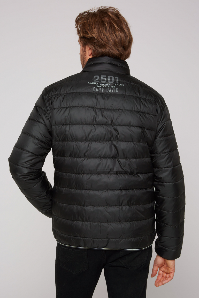 Leichte Steppjacke mit Logo Prints und Tapes