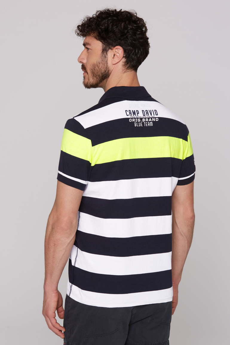 Polo mit bunten Blockstreifen und Artworks