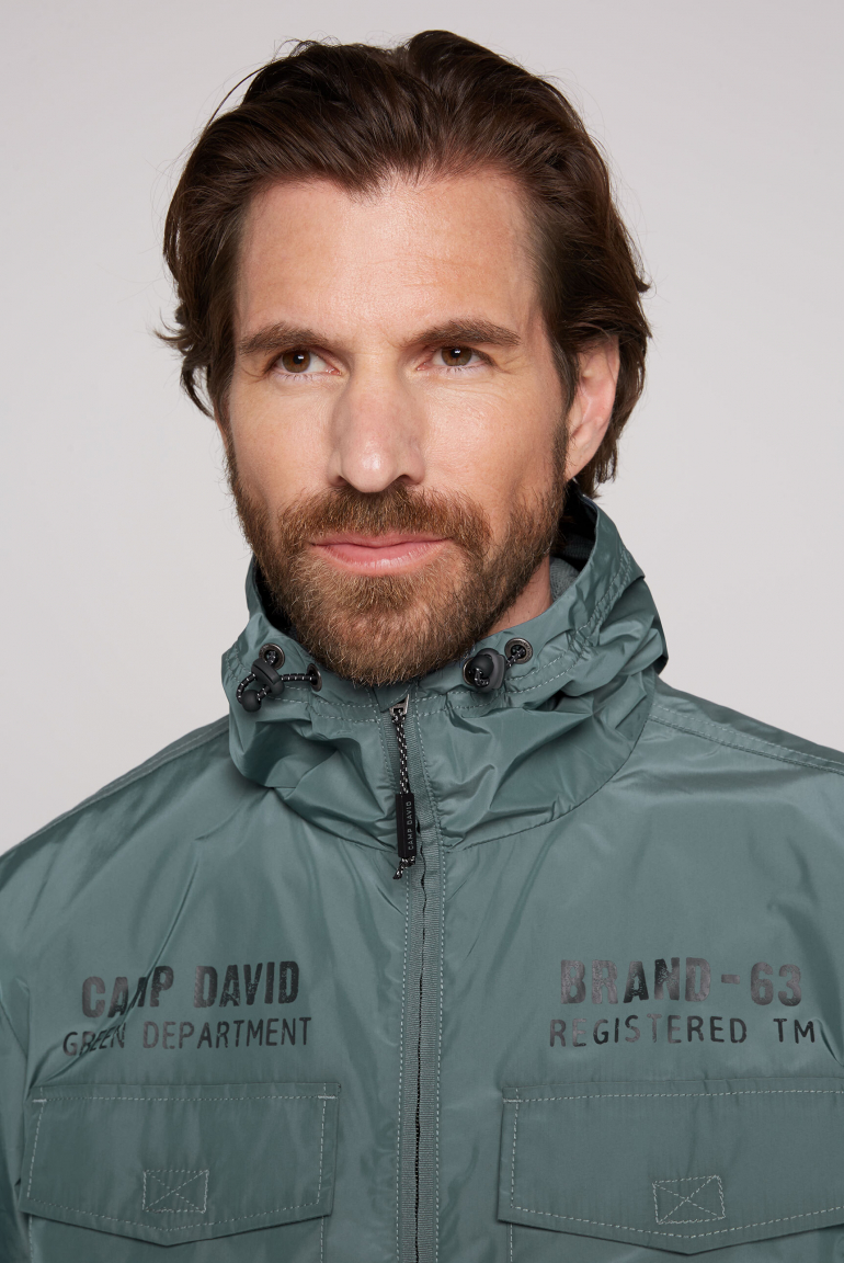 Windbreaker-Jacke mit Kapuze und Rückenprint