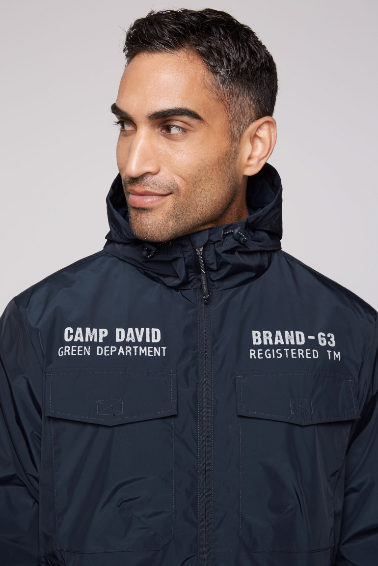 Windbreaker-Jacke mit Kapuze und Rückenprint