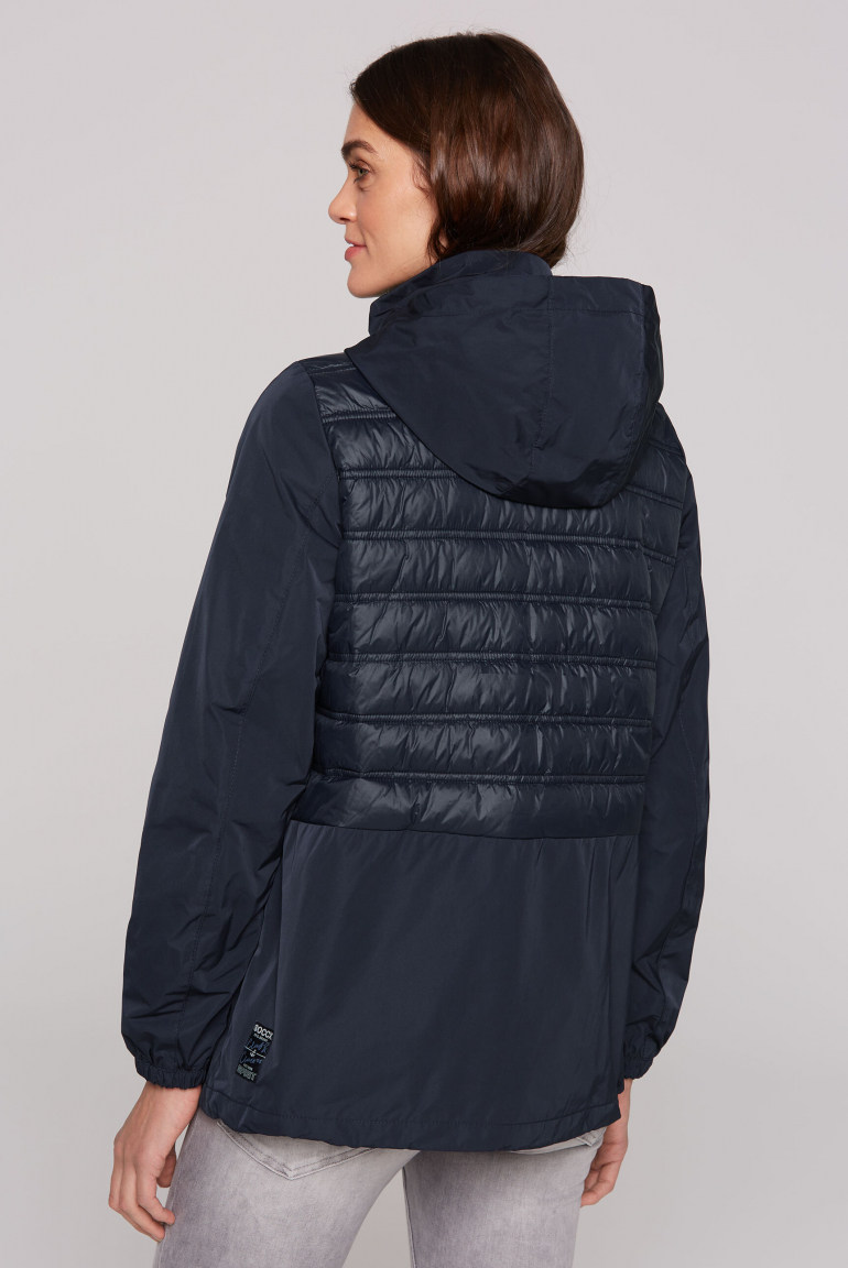 Windjacke mit Kapuze im Materialmix