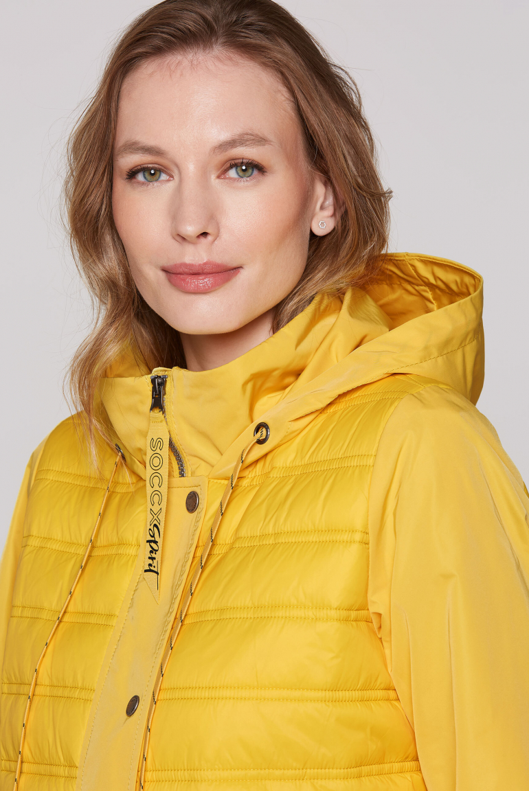 Windjacke mit Kapuze im Materialmix