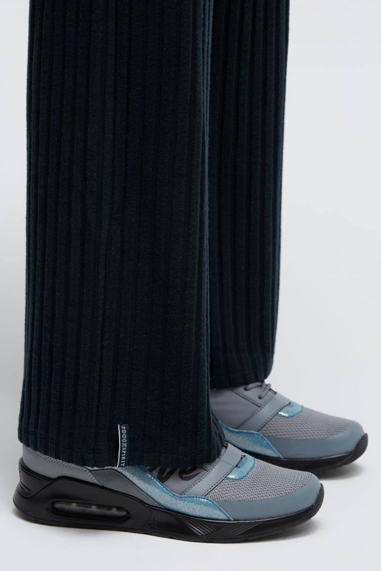 Flauschstrickhose Wide Leg mit Rippstruktur