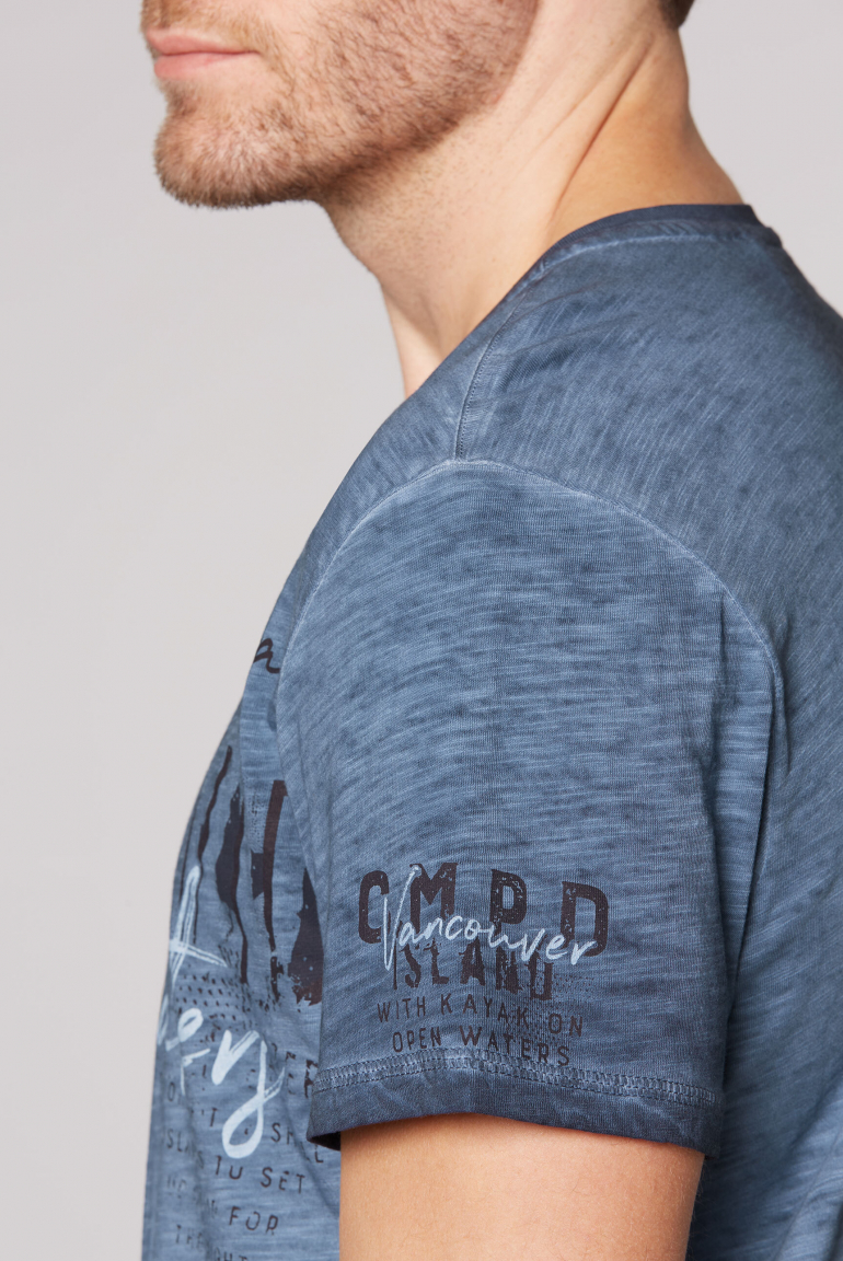 Henley-Shirt mit Used-Färbung und Artwork