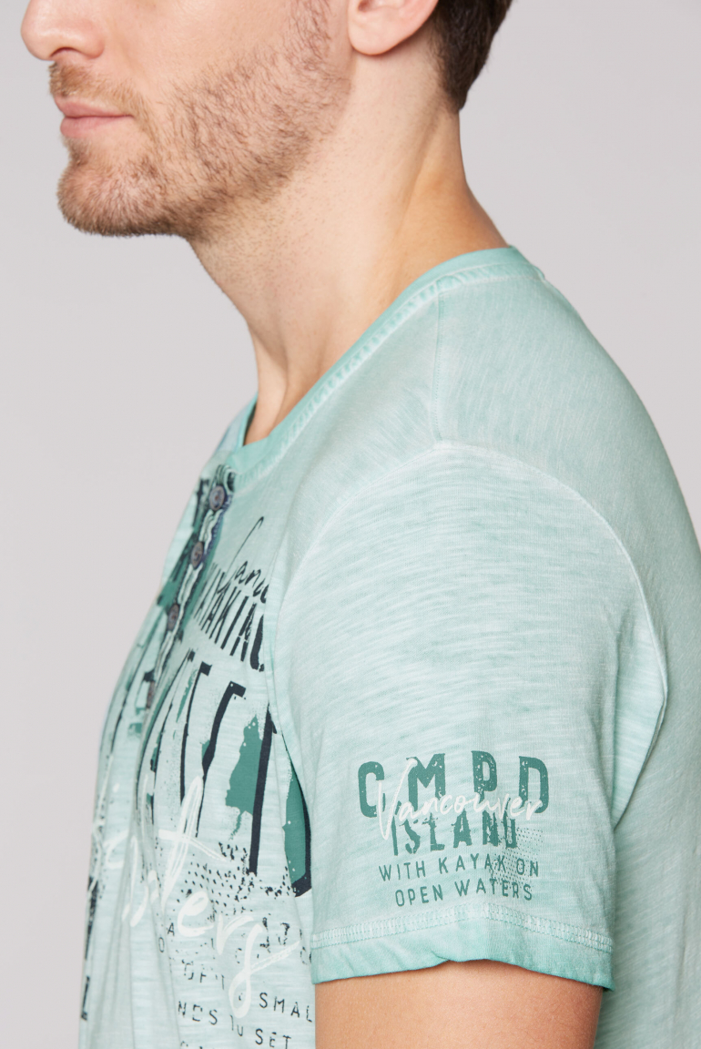 Henley-Shirt mit Used-Färbung und Artwork
