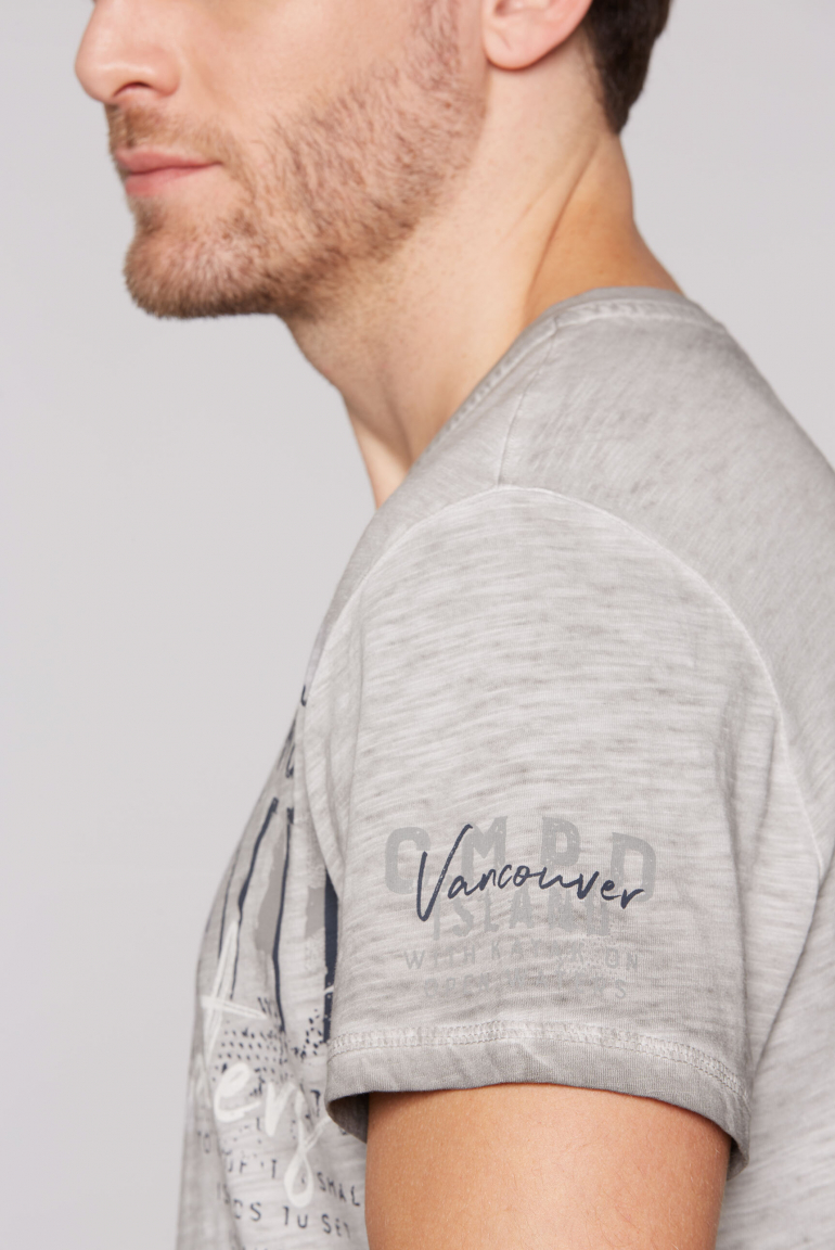 Henley-Shirt mit Used-Färbung und Artwork