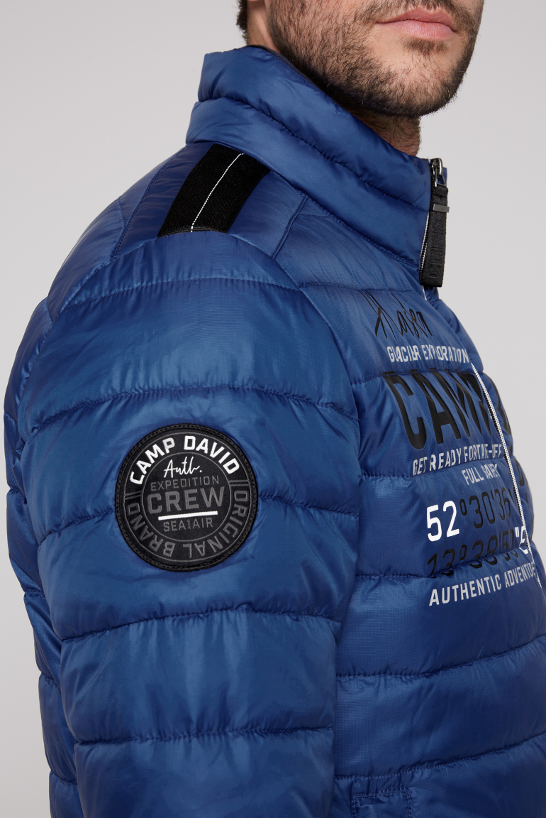 Leichte Steppjacke mit Logo Prints und Tapes