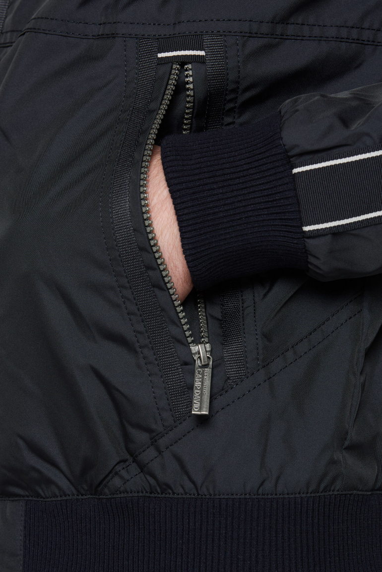 Leichter Blouson mit Tapes und Artworks