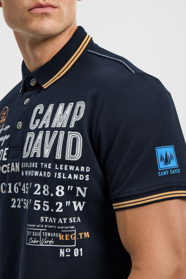 Pikee-Polo mit Label-Applikationen