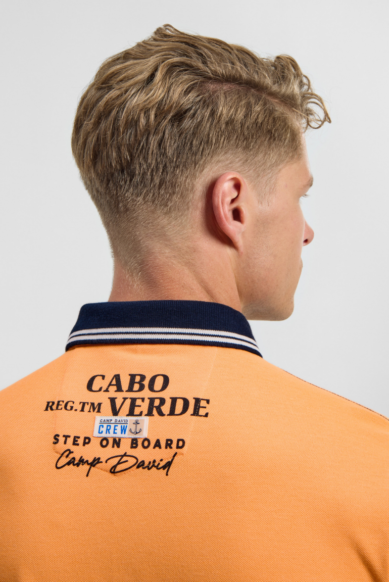 Pikee-Polo mit Label-Applikationen