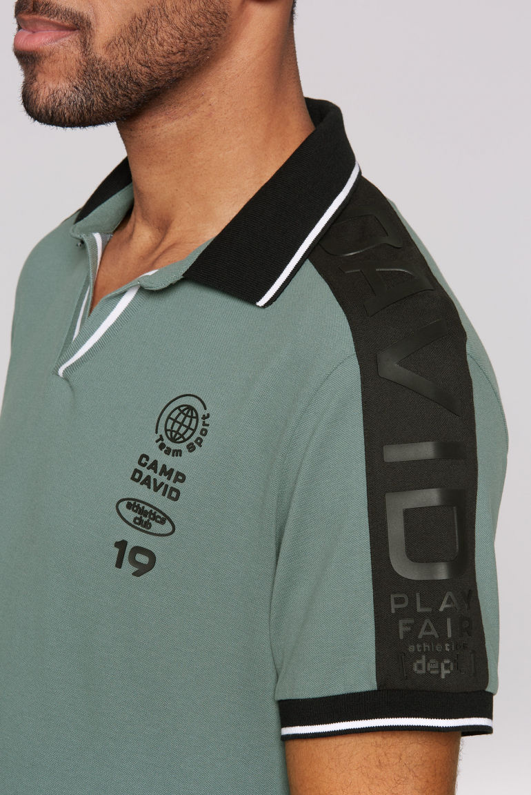 Pikee-Polo mit V-Neck und Schultereinsätzen