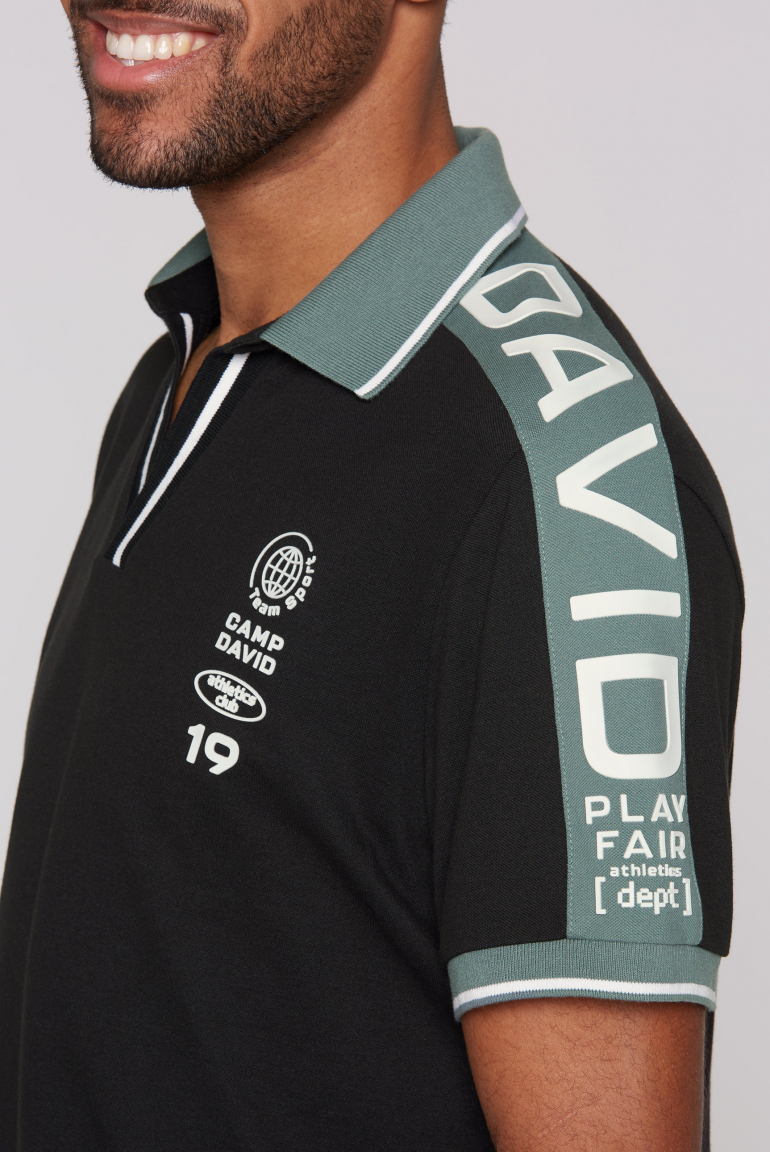 Pikee-Polo mit V-Neck und Schultereinsätzen