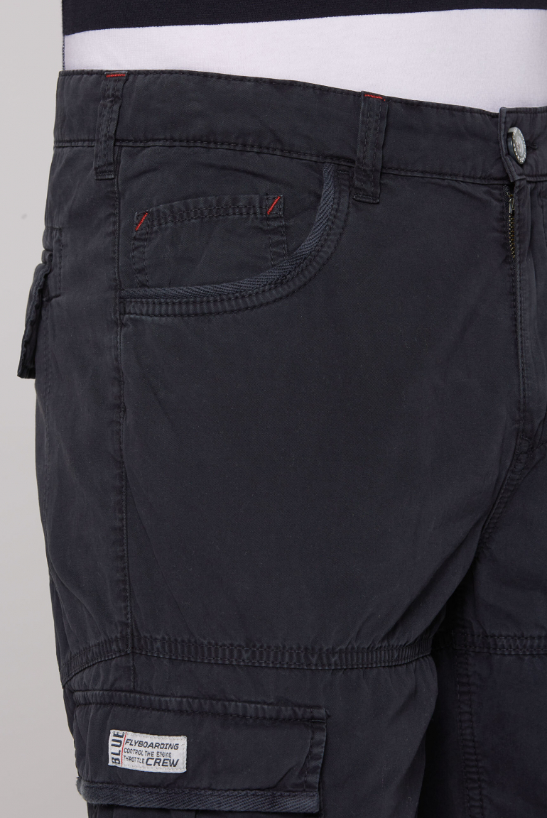 Skater Shorts aus Twill mit Logo-Stickerei