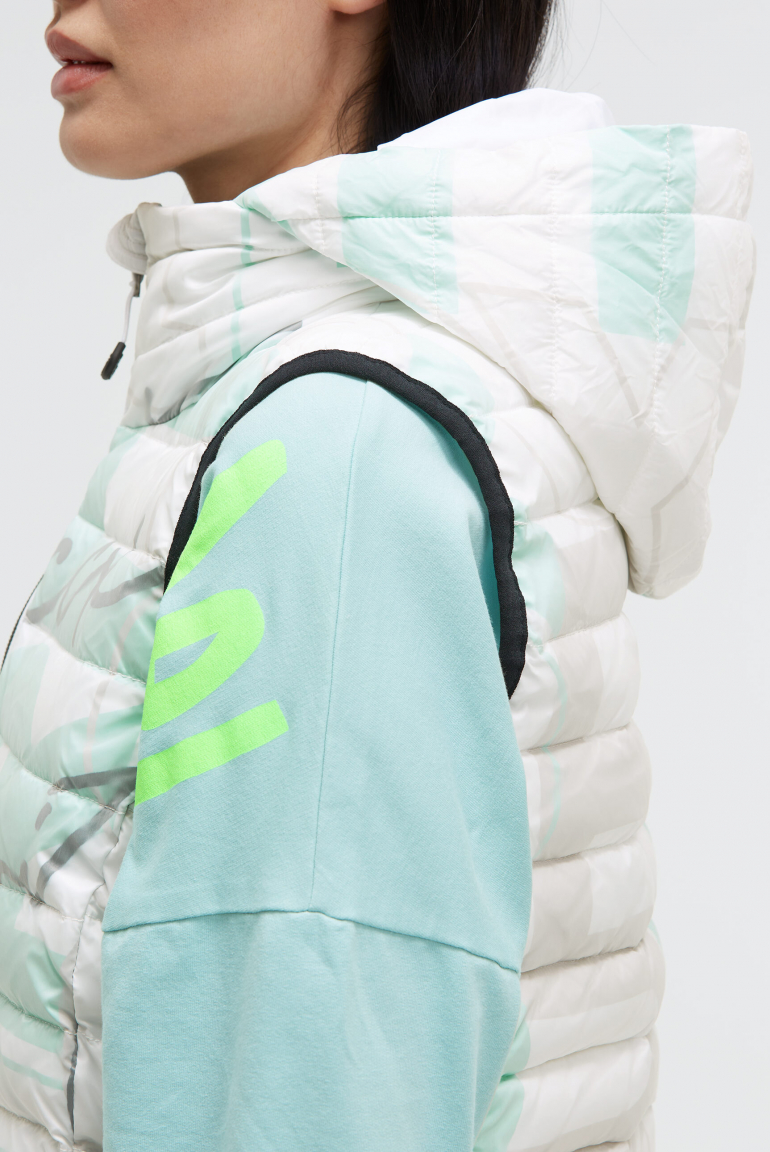 Steppweste mit Kapuze im Kragen und All Over Print