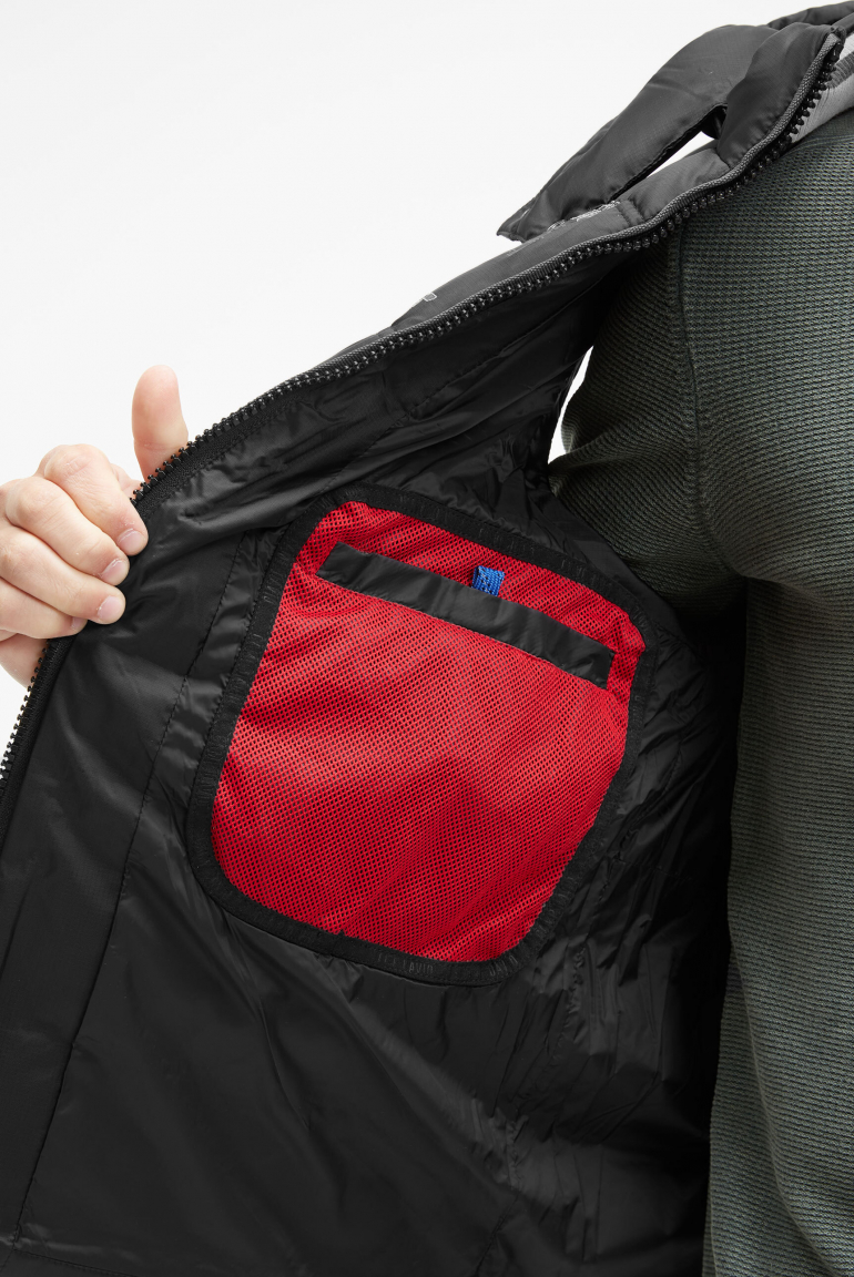 Steppweste mit Tapes, Artworks und Kapuze