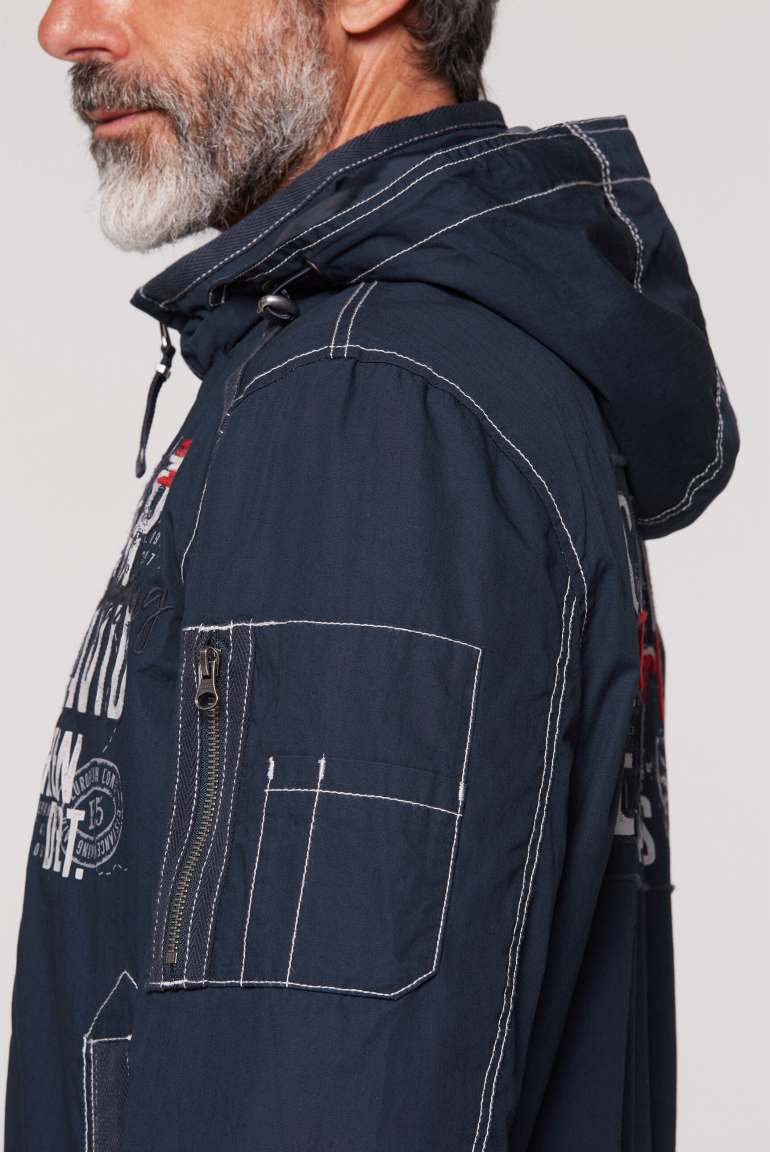 Stone Washed Blouson mit Kapuze und Artworks