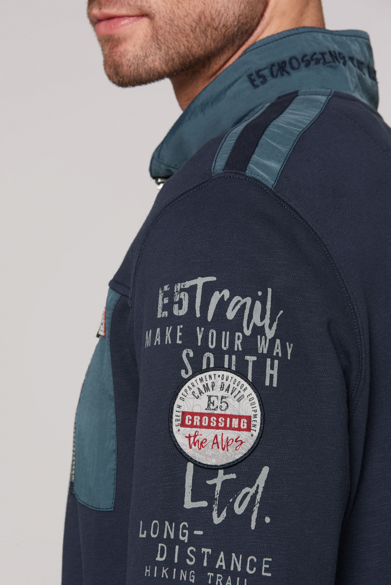Sweatjacke im Materialmix mit Artworks