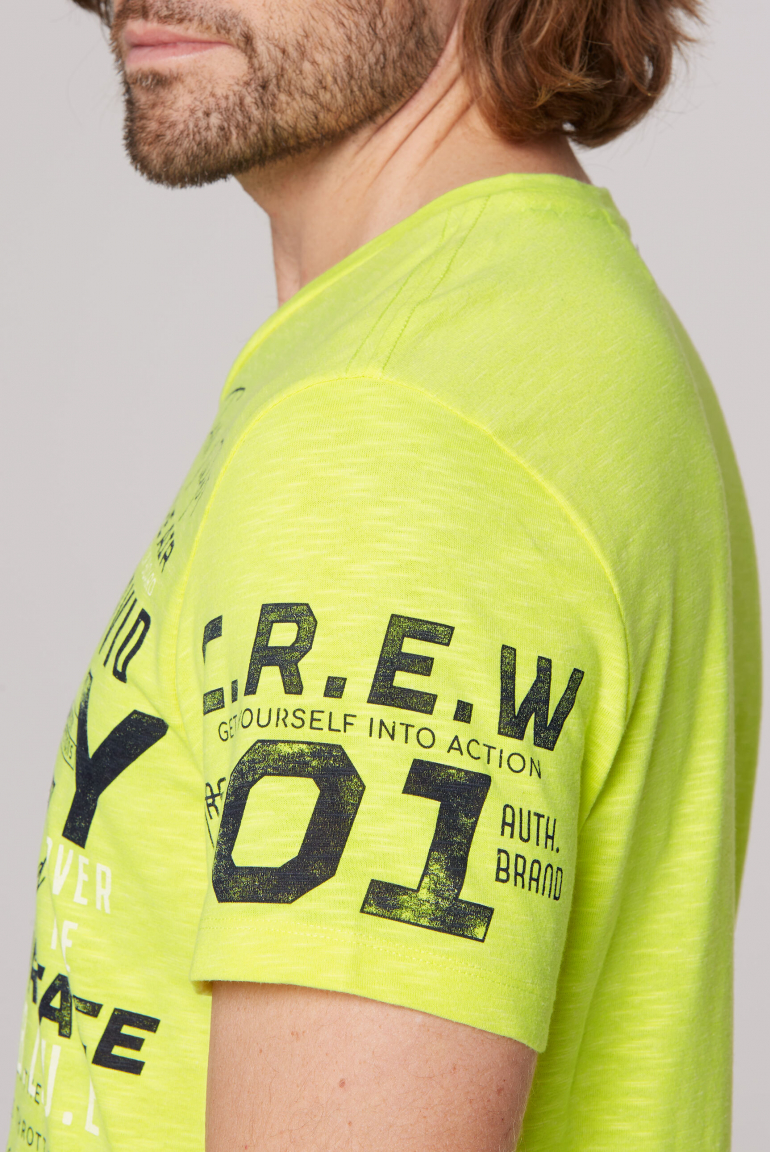 T-Shirt mit V-Neck und Label Prints