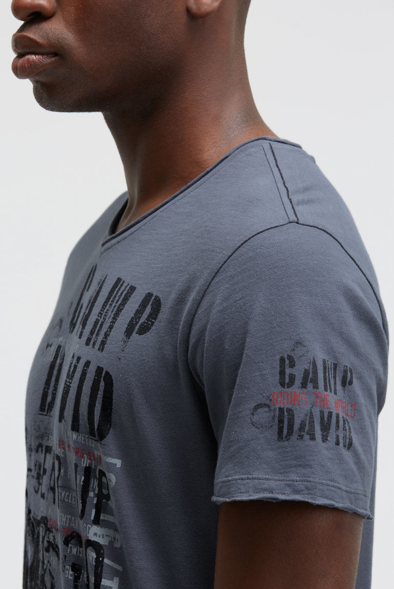 T-Shirt V-Neck im Used Look mit Photoprint