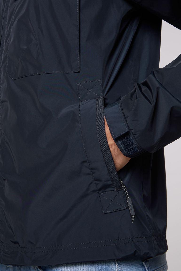 Windbreaker-Jacke mit Kapuze und Rückenprint