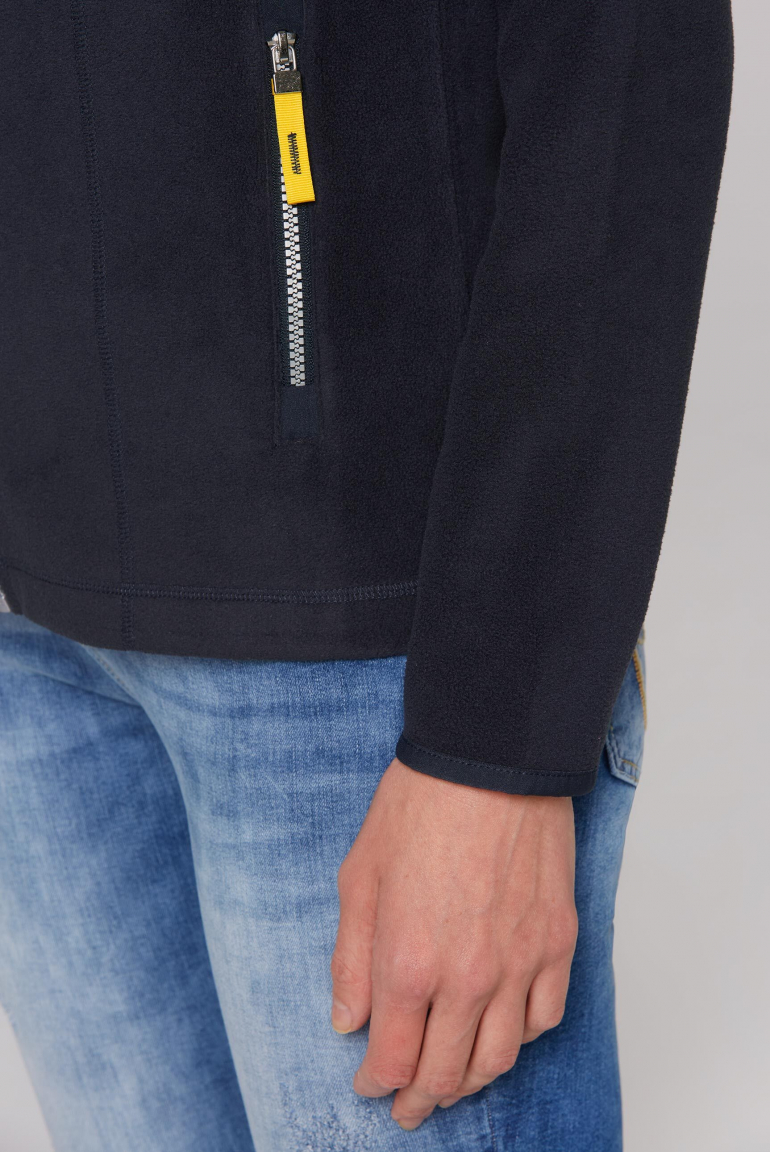 Fleecejacke mit hohem Kragen und Rücken-Print