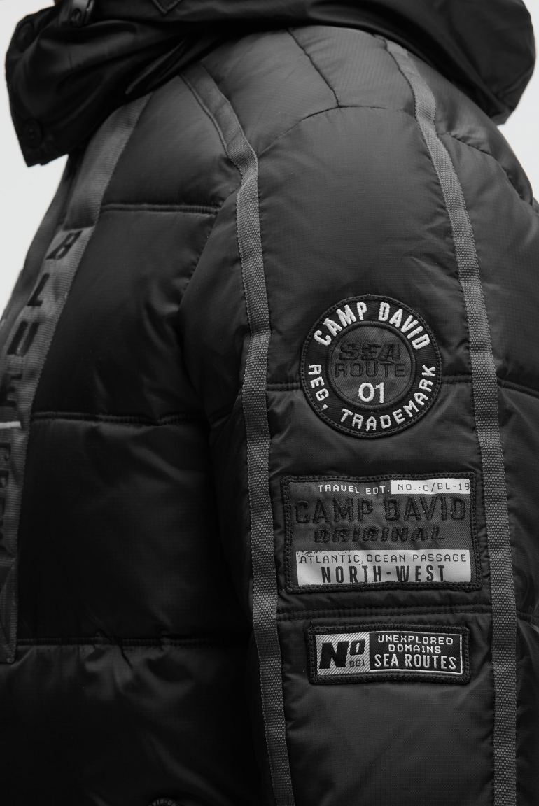 Lange Steppjacke mit Tapes, Patches und Kapuze