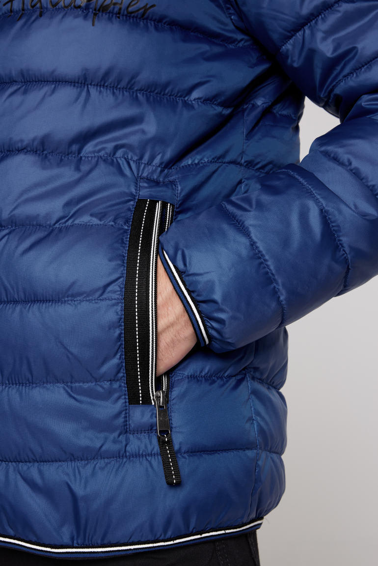 Leichte Steppjacke mit Logo Prints und Tapes
