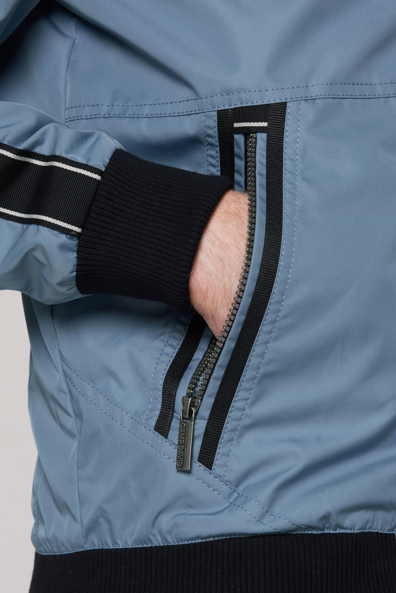 Leichter Blouson mit Tapes und Artworks