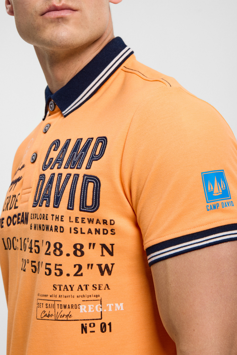 Pikee-Polo mit Label-Applikationen