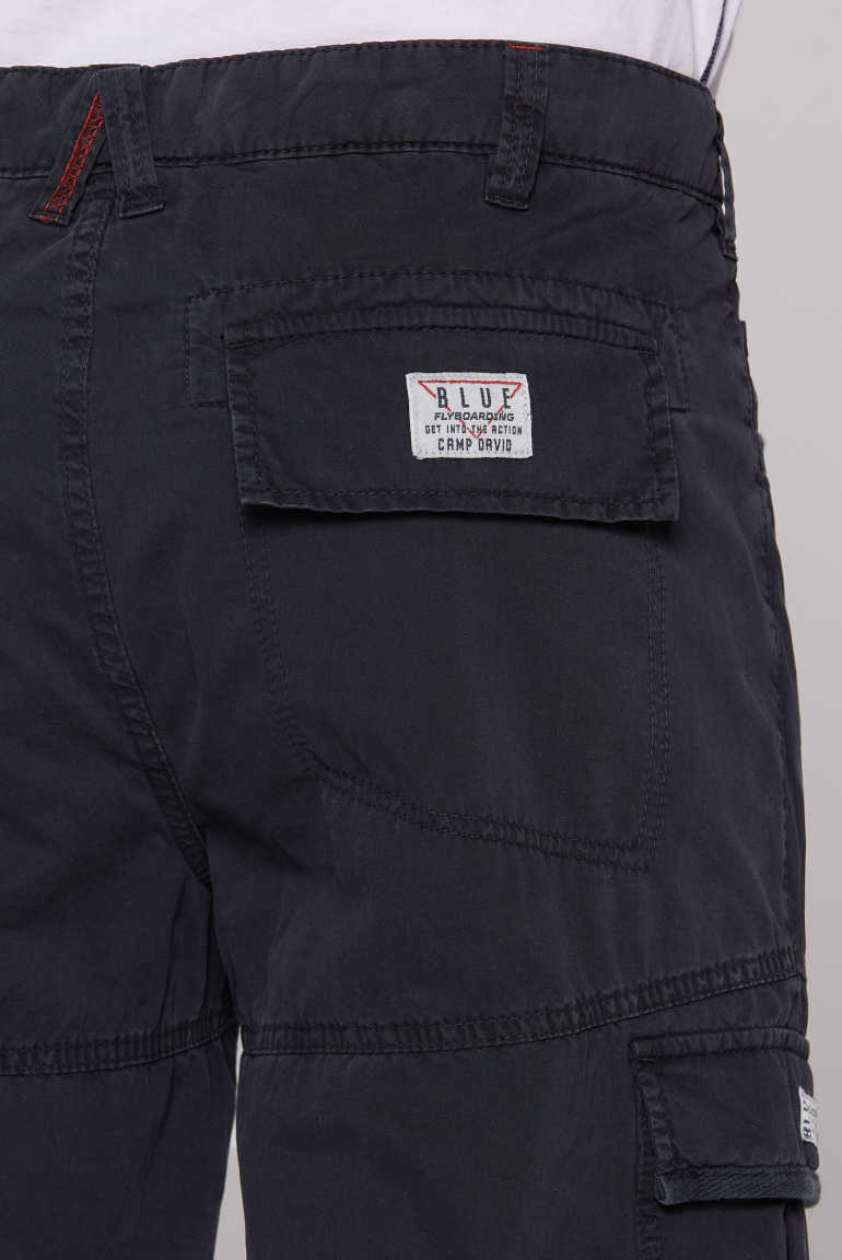 Skater Shorts aus Twill mit Logo-Stickerei