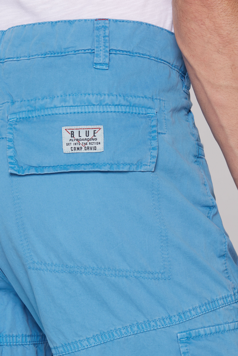 Skater Shorts aus Twill mit Logo-Stickerei