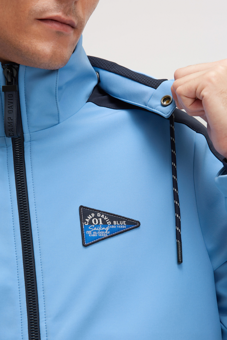 Softshelljacke mit abtrennbarer Logo-Kapuze