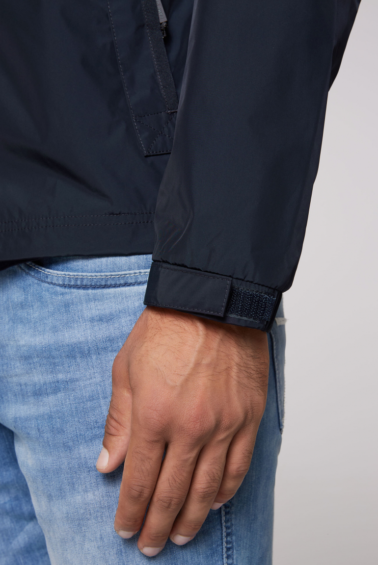 Windbreaker-Jacke mit Kapuze und Rückenprint