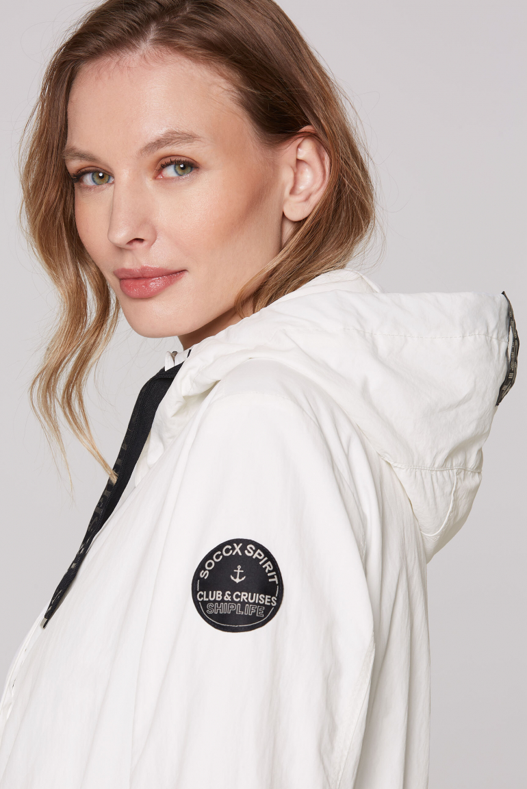 Windparka mit Kapuze und Logo-Details