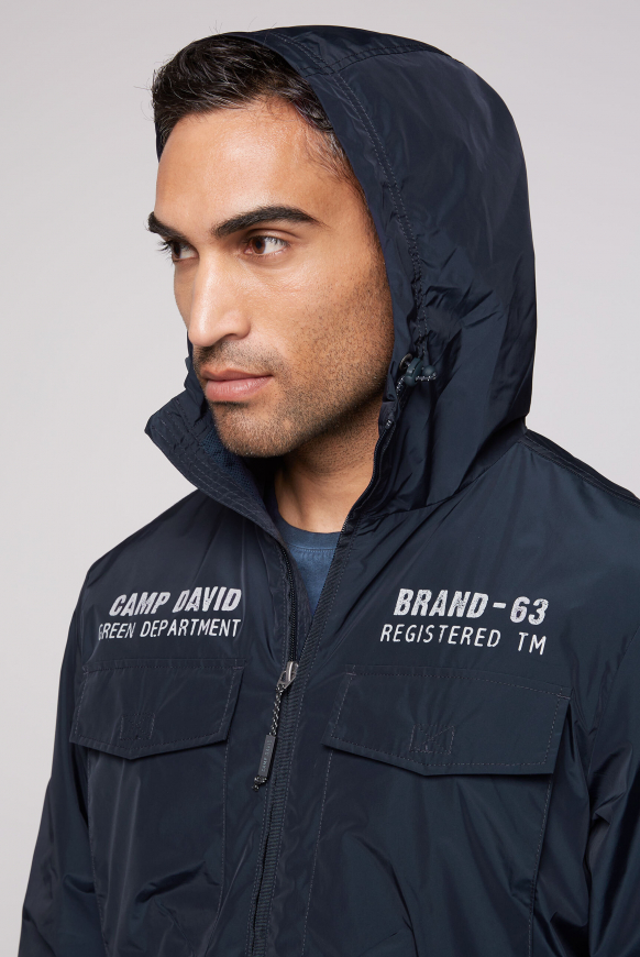 CAMP DAVID SOCCX Windbreaker Jacke mit Kapuze und Ruckenprint blue navy
