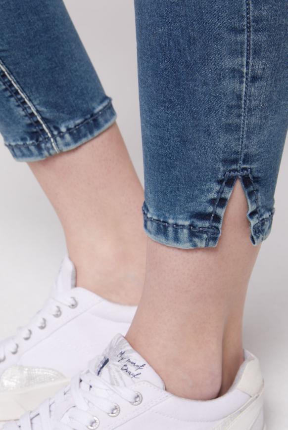 Jeans MI:RA mit zweifarbigen Nähten