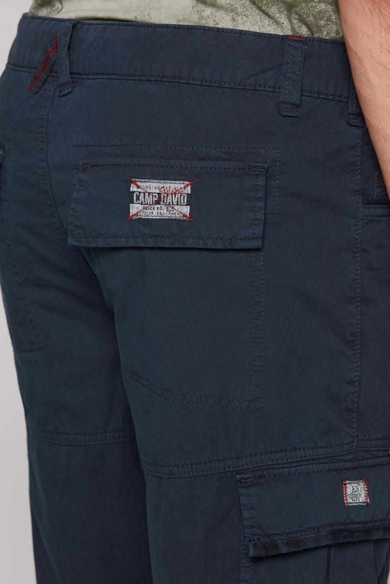 Cargo Shorts mit Beintaschen und Artwork
