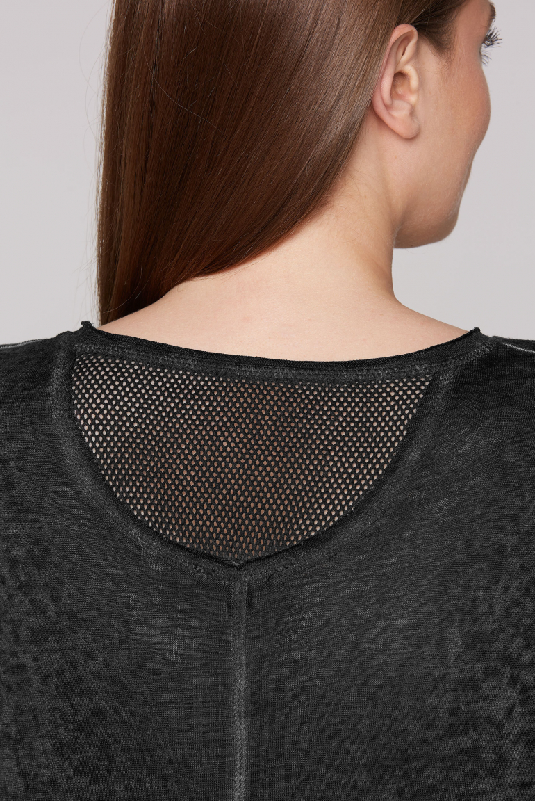 Leichtes V-Shirt mit Mesh-Details