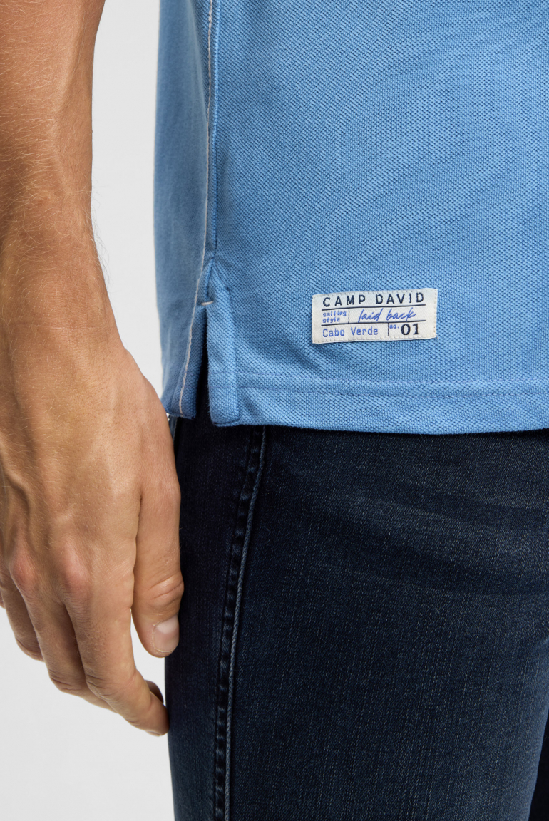 Pikee-Polo mit Label-Applikationen