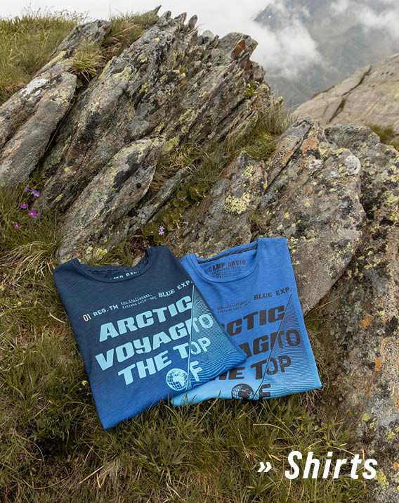 2 Shirts liegend mit Berglandschaft