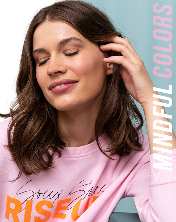 Model trägt rosa Oberteil