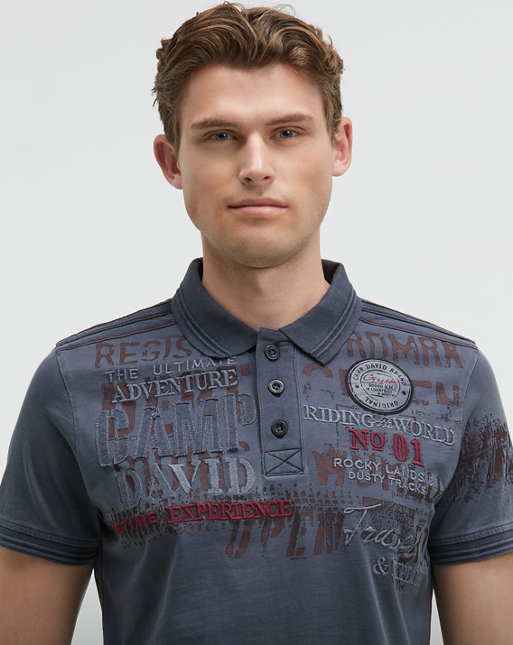 Model trägt blaues Polo