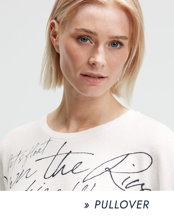 Model trägt Pullover