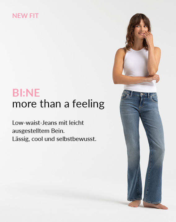 Model präsentiert neue Jeans