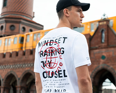 Model trägt weißes Shirt mit Aufdruck