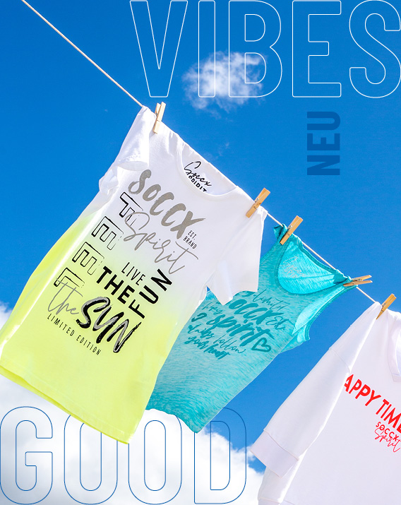 Kleidung aus der Good Vibes Kollektionen, hängt an einer Wäscheleine